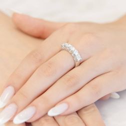 Foto Indossata Veretta Diamanti Suspended 5 Diamanti Certificati GIA da 0.30ct Foto indossata