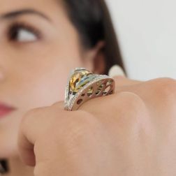 Foto Indossata Anello Design "Sogno di Mezza Estate" Oro Bianco con Topazio Citrino e Azzurro e Diamanti foto indossata