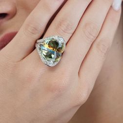 Foto Indossata Anello Design "Sogno di Mezza Estate" Oro Bianco con Topazio Citrino e Azzurro e Diamanti foto indossata