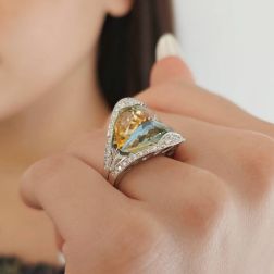 Foto Indossata Anello Design "Sogno di Mezza Estate" Oro Bianco con Topazio Citrino e Azzurro e Diamanti foto indossata