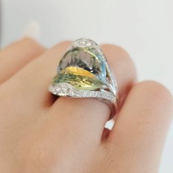 Foto Indossata Anello Design "Sogno di Mezza Estate" Oro Bianco con Topazio Citrino e Azzurro e Diamanti foto indossata