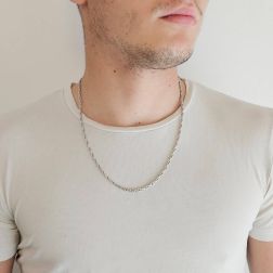 Collana 55cm a catena tubolare tipo spago semirigida Oro Bianco indossata