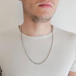 Collana 60cm a catena tubolare tipo spago semirigida Oro Bianco indossata