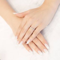 Veretta Eternity Intreccio 2.30mm in Platino e 32 Diamanti - misura 12 foto indossata