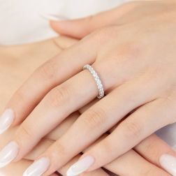 Foto Indossata Veretta Eternity Intreccio 2.90mm in Platino e Diamanti foto indossata