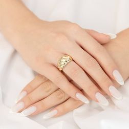 Anello super leggero a forma di Conchiglia in Oro Giallo foto indossata