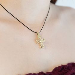 Croce traforata diamantata oro giallo foto indossata