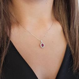 Ciondolo Kate Rubino Ottagonale 6x4mm contorno 10 Diamanti foto indossata