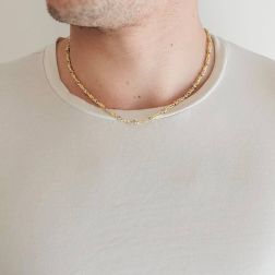 Girocollo 45cm Tubolare Occhio di pernice tonda rigata in Oro Giallo alternata con 2 occhielli in Bianco foto indossata