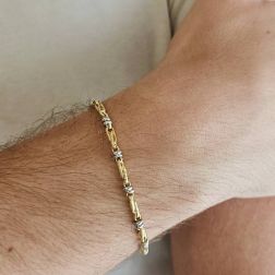 Bracciale Tubolare Occhio di pernice tonda rigata in Oro Giallo alternata con 2 occhielli in Bianco foto indossata