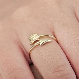 Anello Freccia Oro Giallo foto indossata