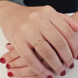Yellow Gold Cross Ring foto indossata