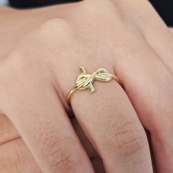 Anello Croce con Infinito Oro Giallo foto indossata