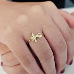 Anello Croce con Infinito Oro Giallo foto indossata