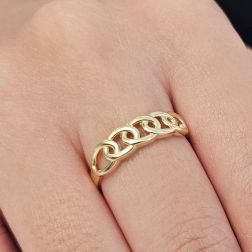 Photo of worn Oval Intertwined Yellow Gold Ring