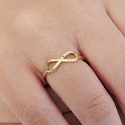 Anello Infinito Piccolo Oro Giallo foto indossata