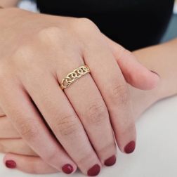 Anello Ovale Intrecciati Oro Giallo foto indossata