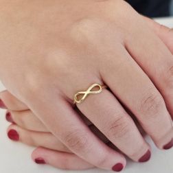 Anello Infinito Piccolo Oro Giallo foto indossata