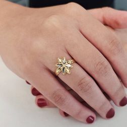 Anello con fiore sfaccettato in Oro Giallo e Bianco foto indossata