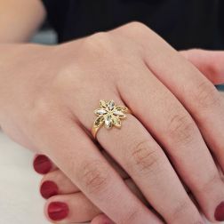 Anello con fiore sfaccettato in Oro Giallo e Bianco foto indossata