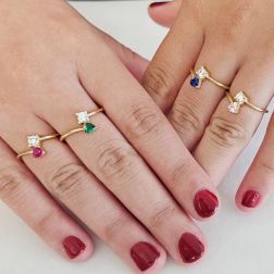 Anello contrariè 2 zirconi, cuore colorato, in Oro Giallo foto indossata