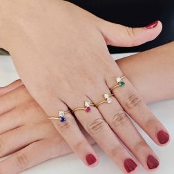 Anello contrariè 2 zirconi, cuore colorato, in Oro Giallo foto indossata