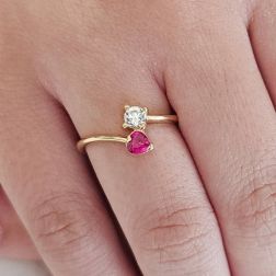 Anello contrariè 2 zirconi, cuore colorato, in Oro Giallo foto indossata