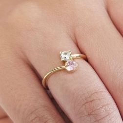 Anello contrariè 2 zirconi, cuore colorato, in Oro Giallo foto indossata