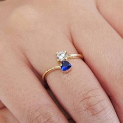 Anello contrariè 2 zirconi, cuore colorato, in Oro Giallo foto indossata