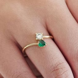 Anello contrariè 2 zirconi, cuore colorato, in Oro Giallo foto indossata
