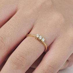 Anello Trilogy Basic 0,15ct Oro Giallo foto indossata