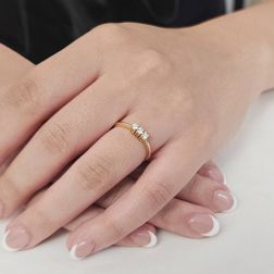 Anello Trilogy Basic 0,15ct Oro Giallo foto indossata