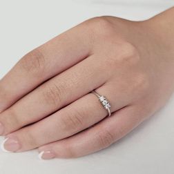 Anello Trilogy Basic 0,15ct foto indossata