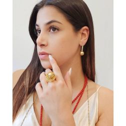 Anello con Perla Gold a goccia e Diamanti Gialli a giro foto indossata