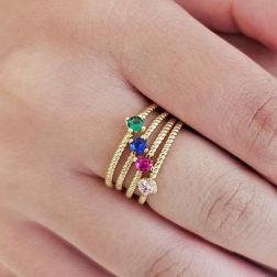 Anello Solitario Torchon Zircone colorato, in Oro Giallo foto indossata