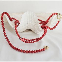 Coral rectangle clasp necklace in Yellow Gold