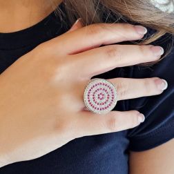 Foto Indossata Anello Design a Spirale con Rubini e Diamanti foto indossata