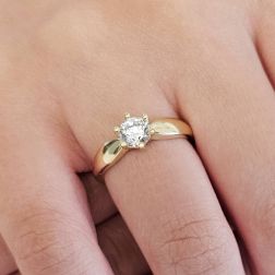 Anello Solitario fascetta con Zircone in Oro Giallo foto indossata