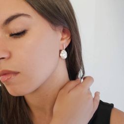 Orecchini tipo Tennis pendenti con Perle Barocche Fresh Water e 10 Diamanti foto indossata