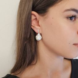 Orecchini tipo Tennis pendenti con Perle Barocche Fresh Water e 10 Diamanti foto indossata