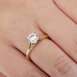 Anello Solitario Classique con Zircone in Oro Giallo foto indossata