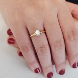 Anello Solitario Classique con Zircone in Oro Giallo foto indossata