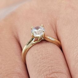 Anello Solitario Classique con Zircone in Oro Giallo foto indossata