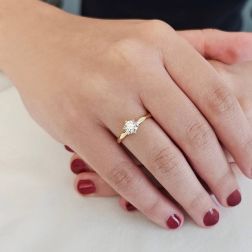 Anello Solitario Sfaccettato con Zircone in Oro Giallo foto indossata