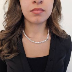 Collana Perle Akoya chiusura Gancio Tondo con Zaffiri Blu e Diamanti foto indossata