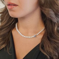 Collana Perle Akoya chiusura Gancio Tondo con Zaffiri Blu e Diamanti foto indossata