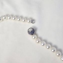 Collana Perle Akoya chiusura Gancio Tondo con Zaffiri Blu e Diamanti