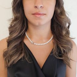 Collana Perle Akoya chiusura Gancio Tondo con Zaffiri Blu e Diamanti foto indossata