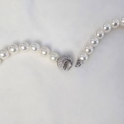 Collana Perle Akoya chiusura Gancio Tondo con Zaffiri Blu e Diamanti