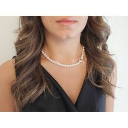 Collana Perle Akoya chiusura Gancio Tondo con Zaffiri Blu e Diamanti foto indossata